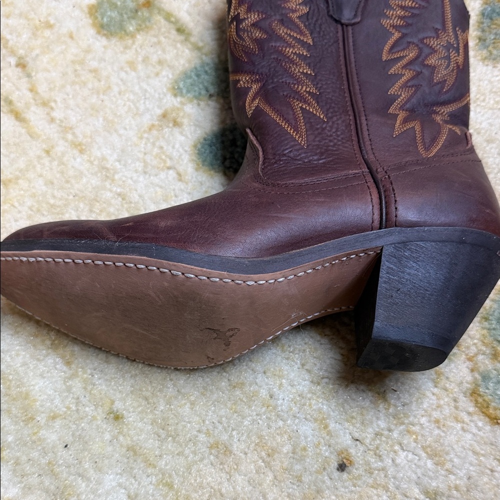 Classic Brown Leather Cowboy Boots with Embroidered Stitching - Picture 4 of 4